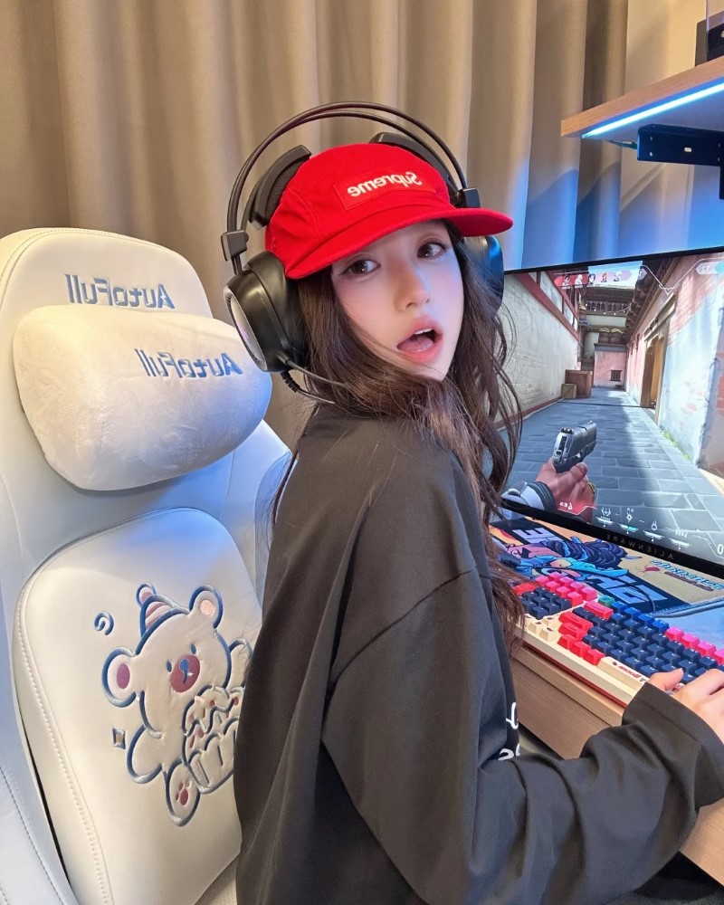 Người đẹp ngồi phòng stream ánh sáng ấm