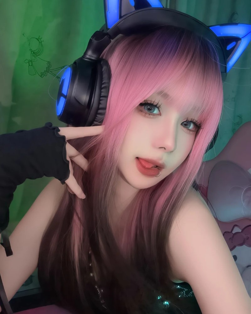 gái xinh live stream với tai nghe và micro chuyên dụng