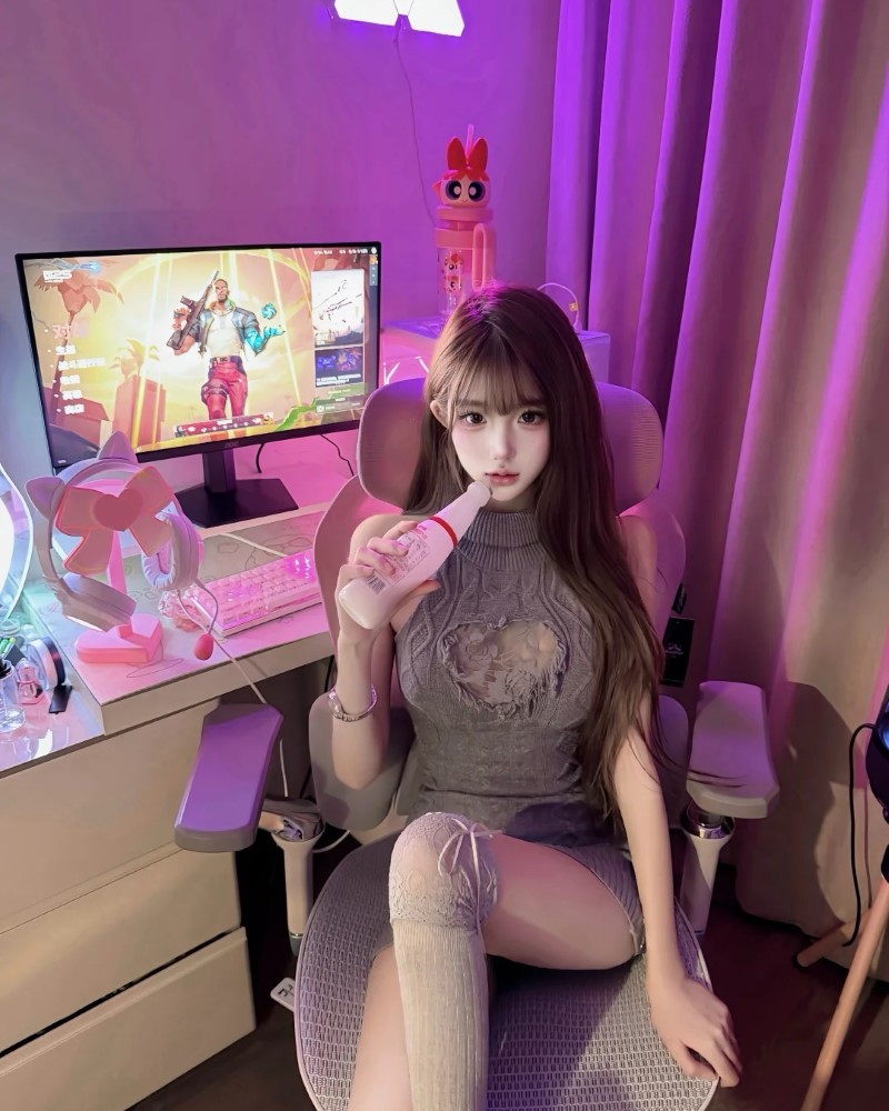 Cô nàng tạo dáng khi đang phát trực tiếp