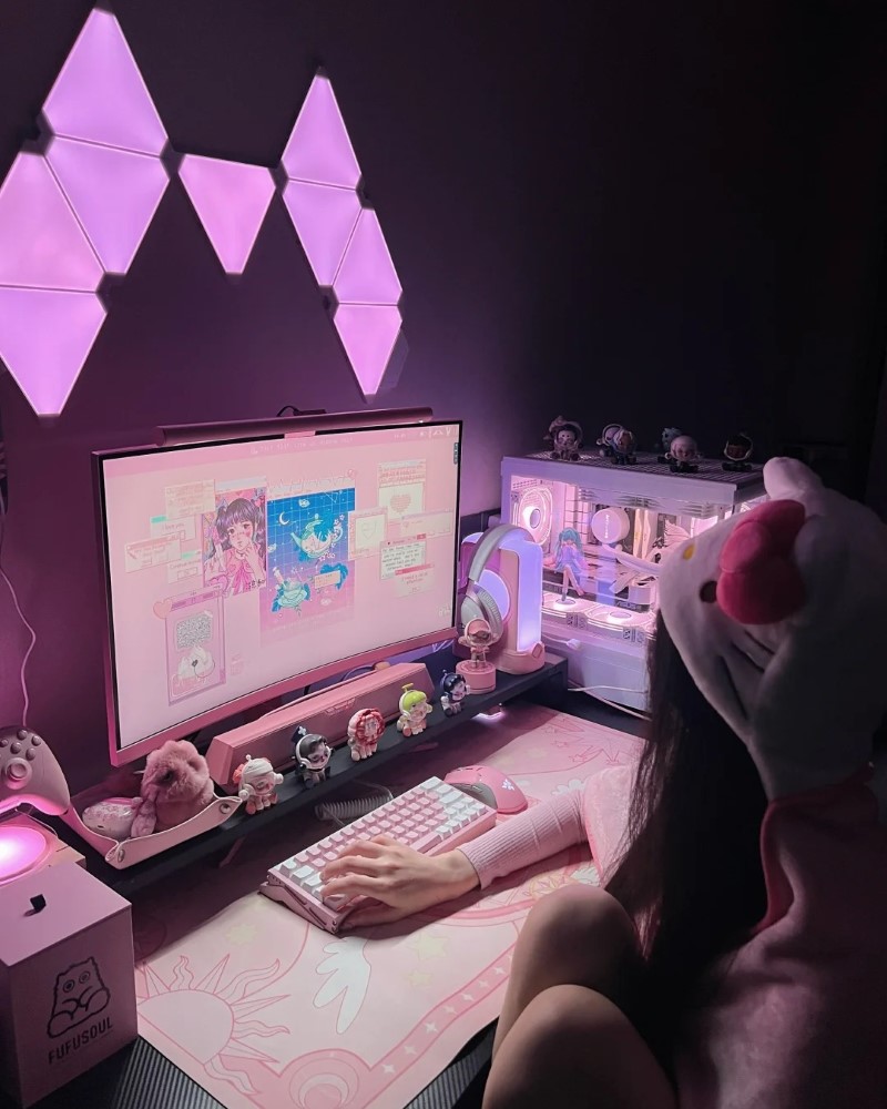 Cô gái live stream trong không gian phòng riêng