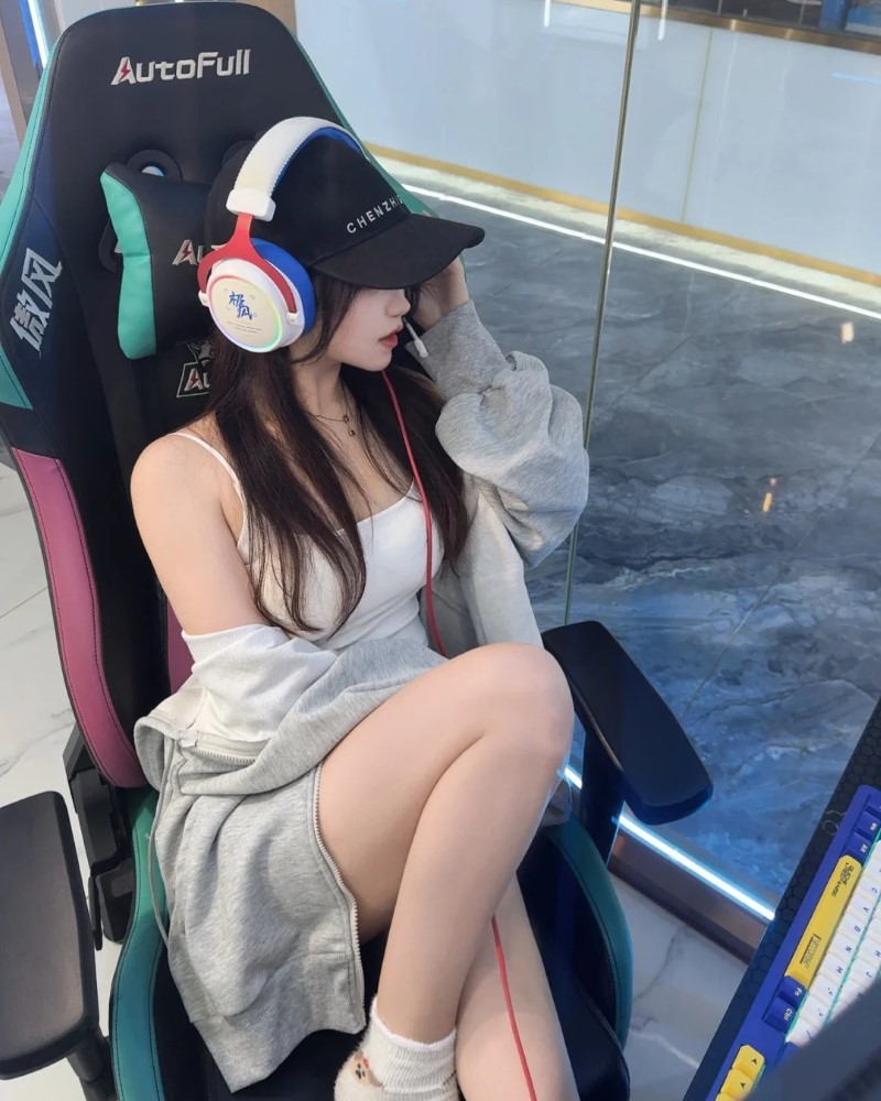 Nữ streamer ngồi bên bàn máy tính khi lên sóng