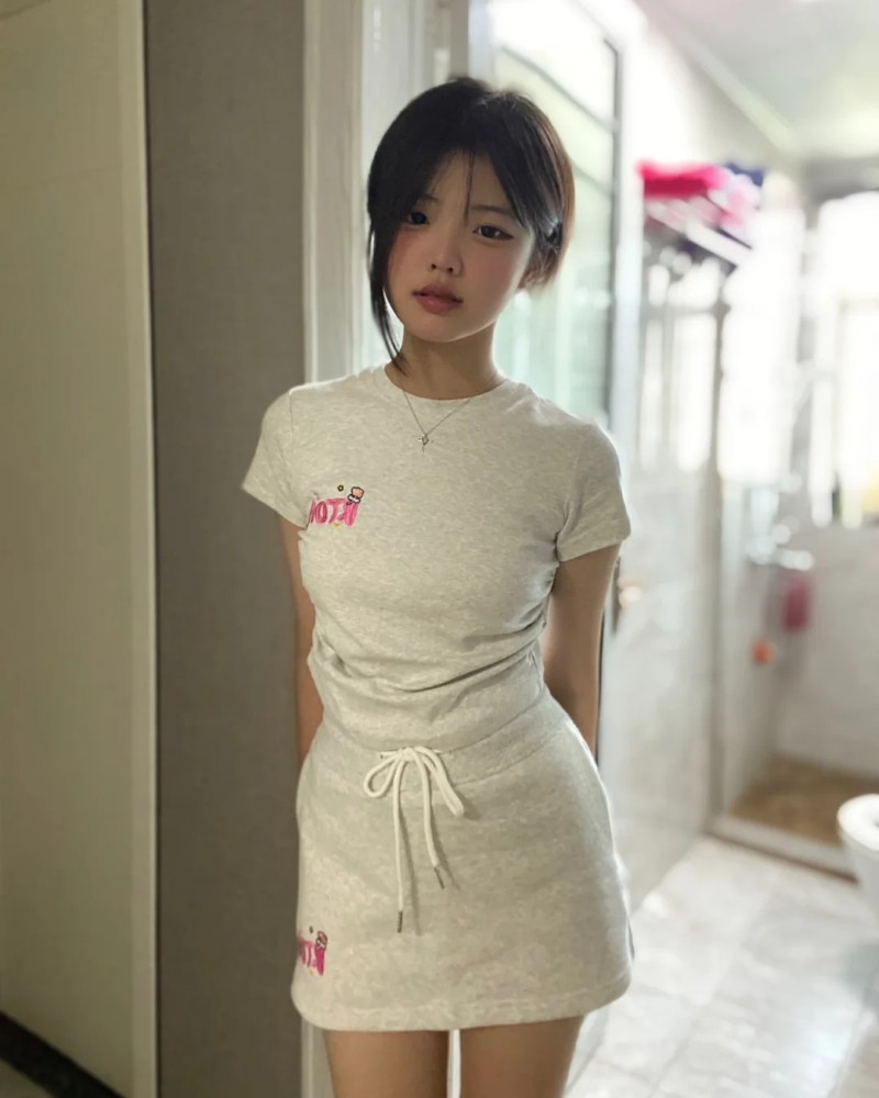 Gái Xinh Lớp 7 tạo dáng tự nhiên trong trang phục học đường