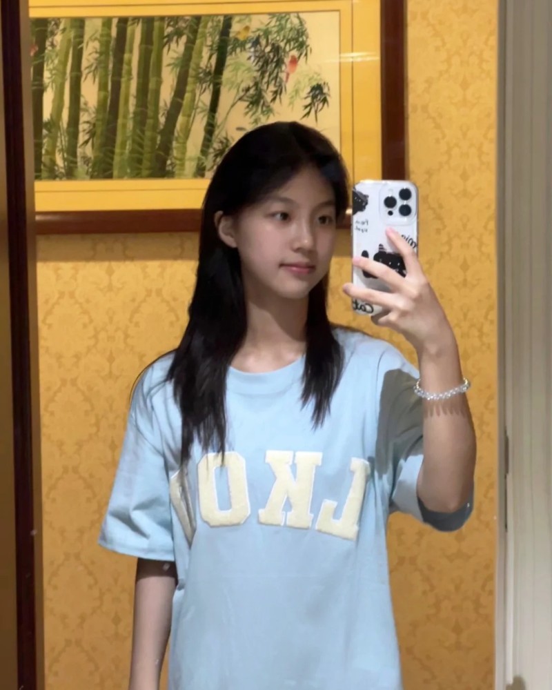 Góc selfie cận mặt của bạn nữ lớp 7 ngây thơ