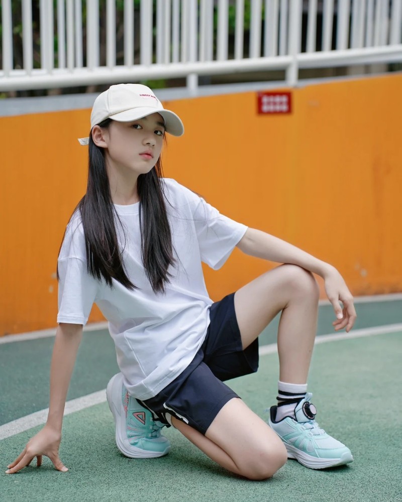 Hình ảnh nữ sinh lớp 7 ngồi chụp ảnh phong cách học đường