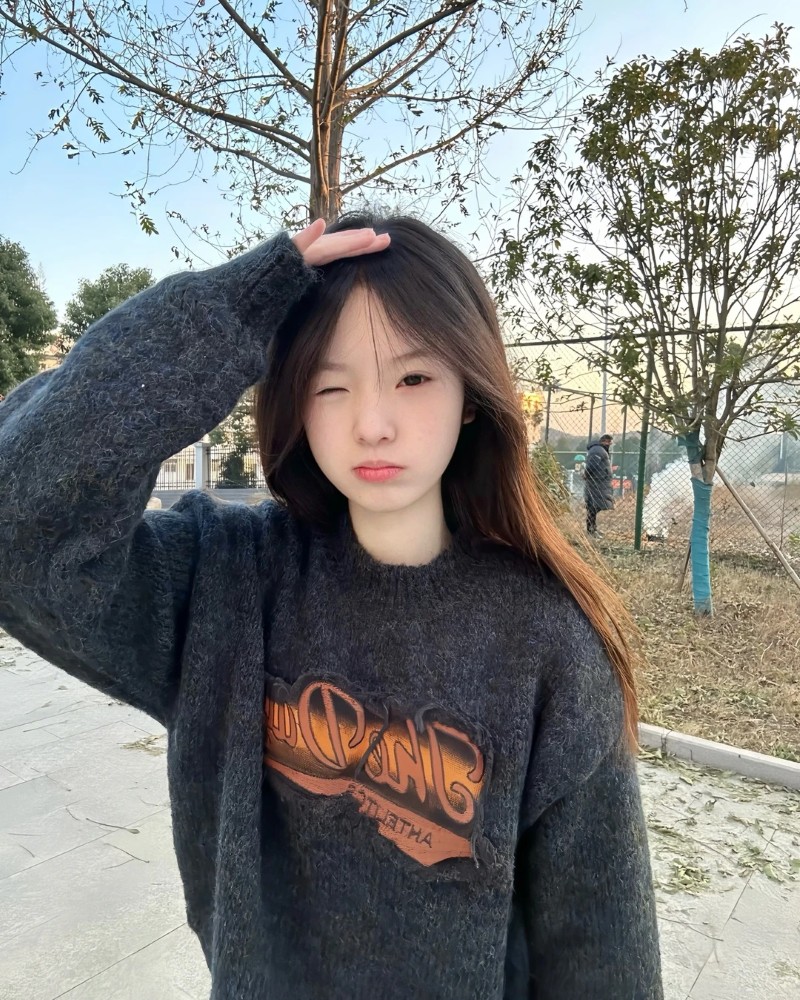 Khoảnh khắc ngoài trời của học sinh cấp 2 tóc dài