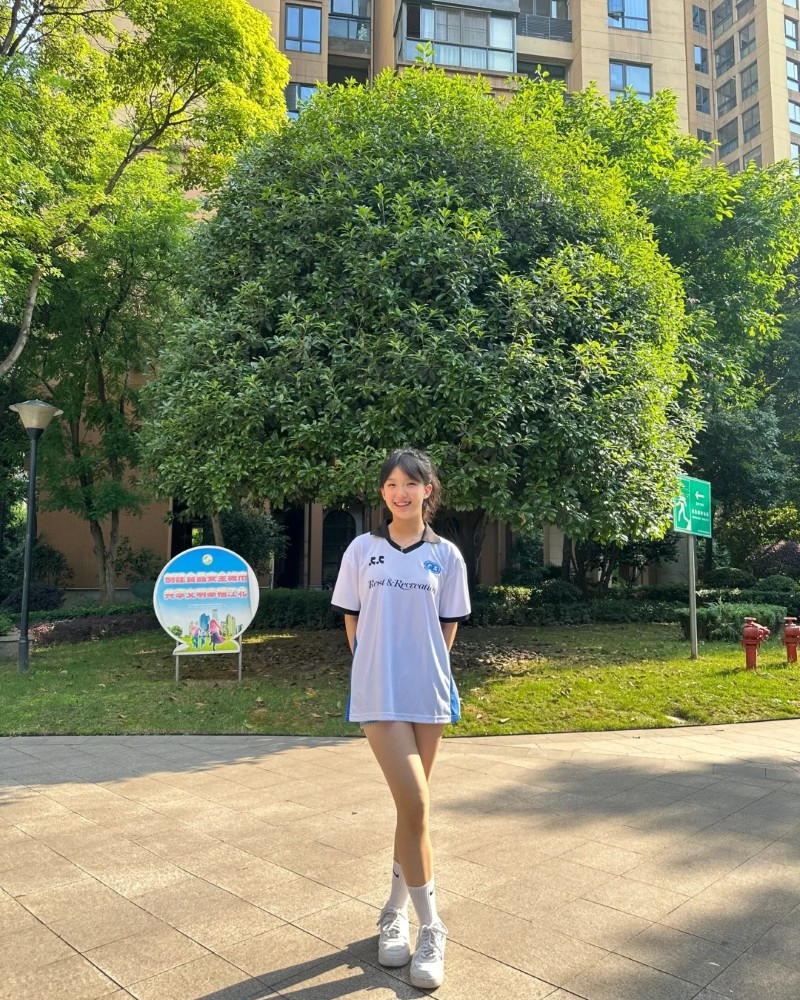 Bạn nữ lớp 7 đứng chụp ảnh giữa không gian xanh