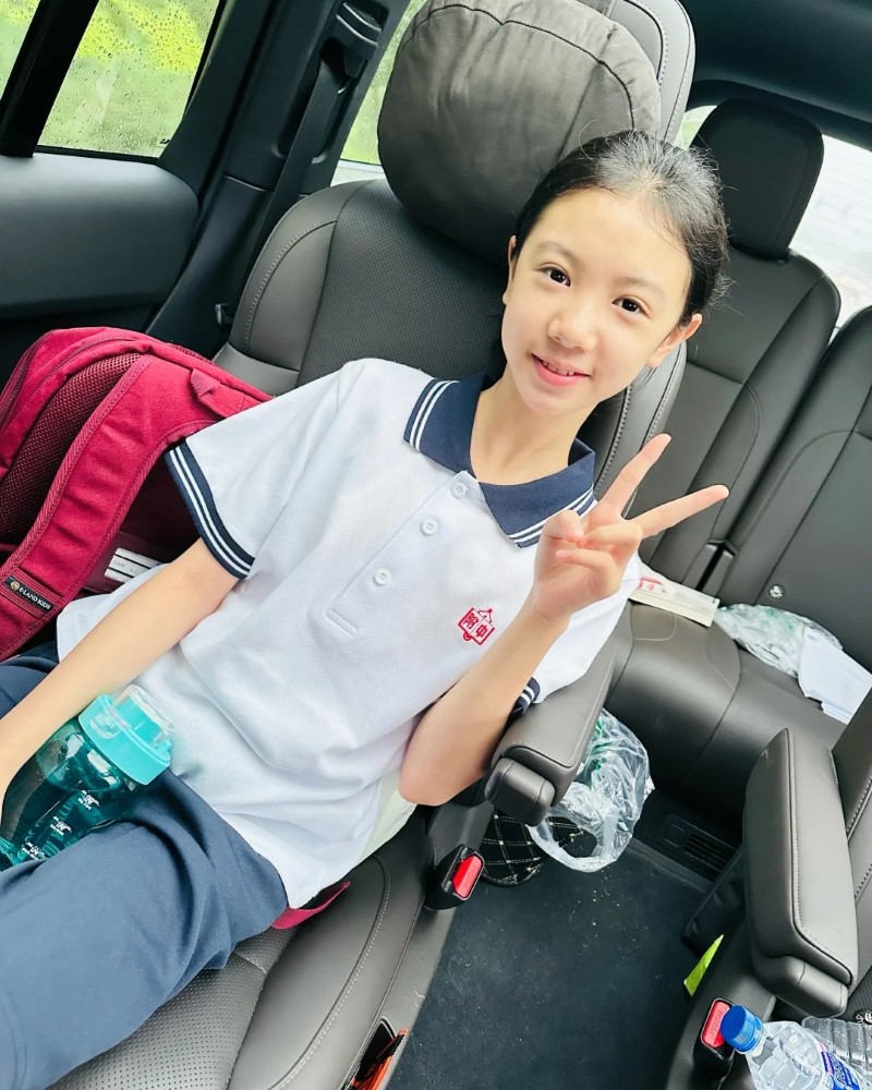 Ảnh đời thường của nữ sinh lớp 7 khi ngồi trong xe