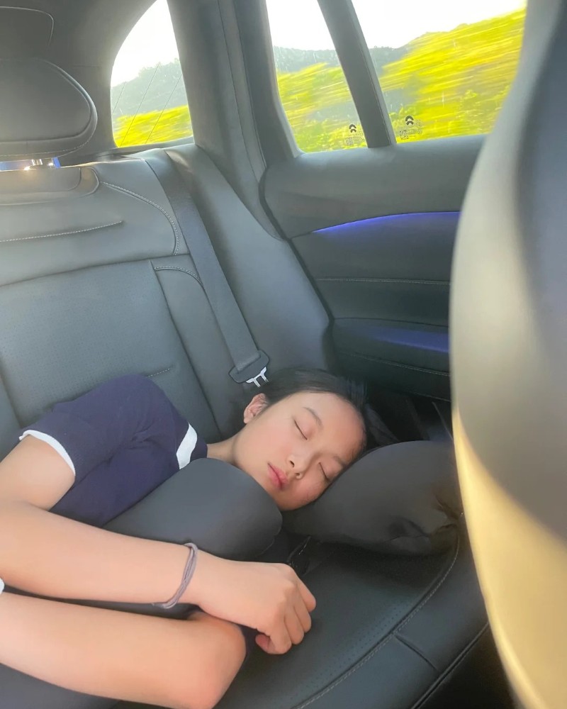 Hình ảnh dễ thương của bạn nữ lớp 7 trong lúc nghỉ ngơi