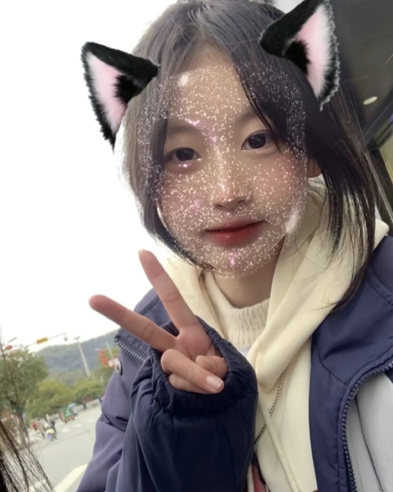 Khoảnh khắc học sinh cấp 2 selfie với phong cách dễ thương