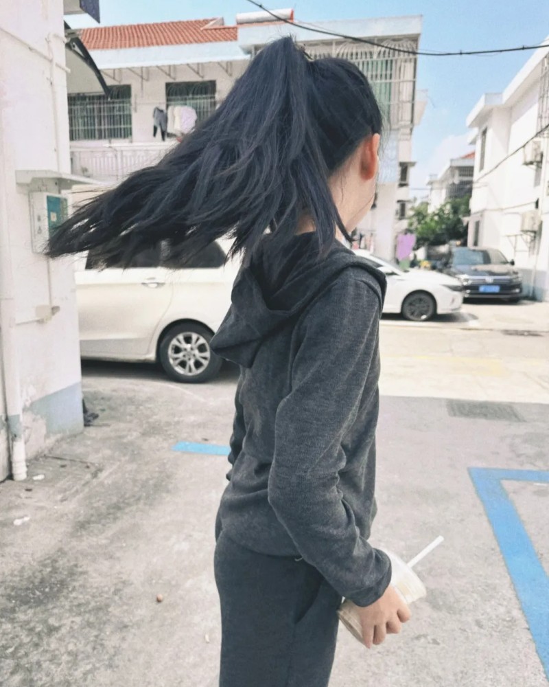 Hình ảnh chụp từ phía sau của bạn nữ lớp 7