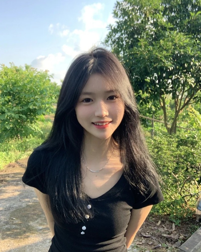 Khoảnh khắc mỉm cười ngoài trời của học sinh cấp 2