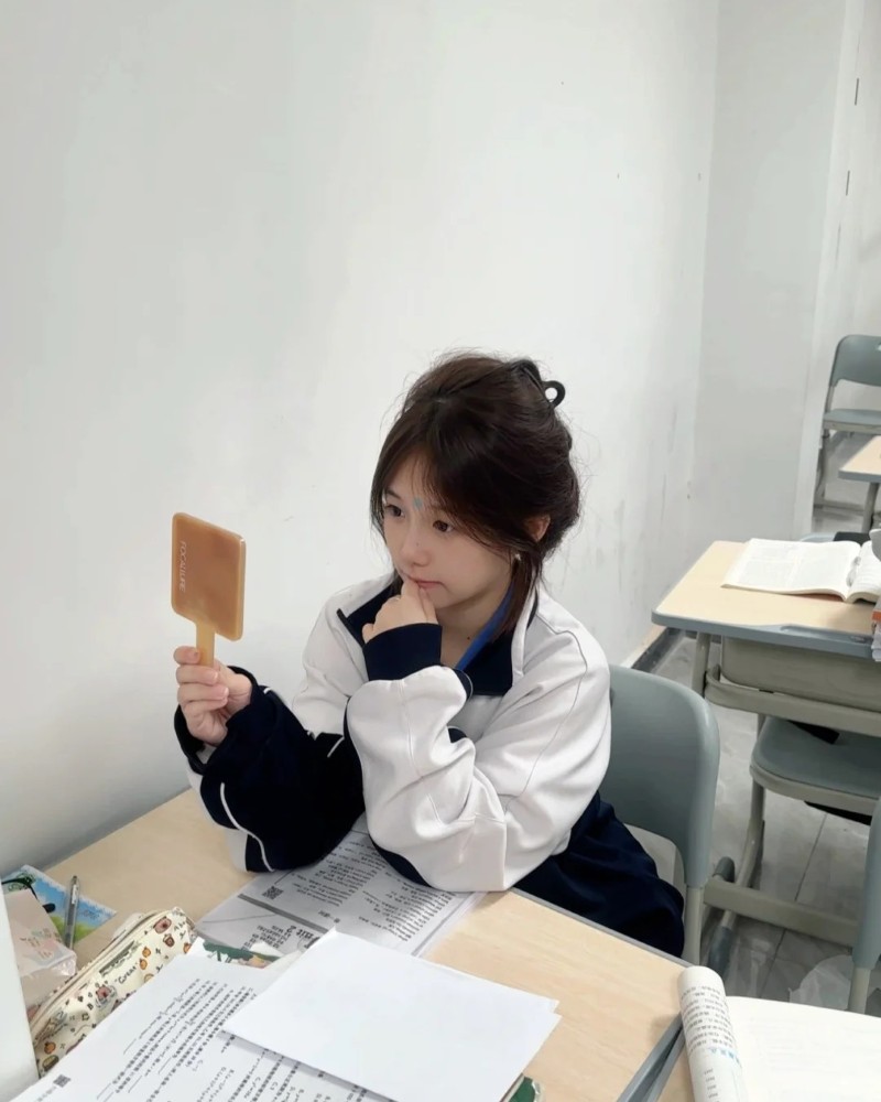 Khoảnh khắc học bài của nữ sinh cấp 2 trong lớp