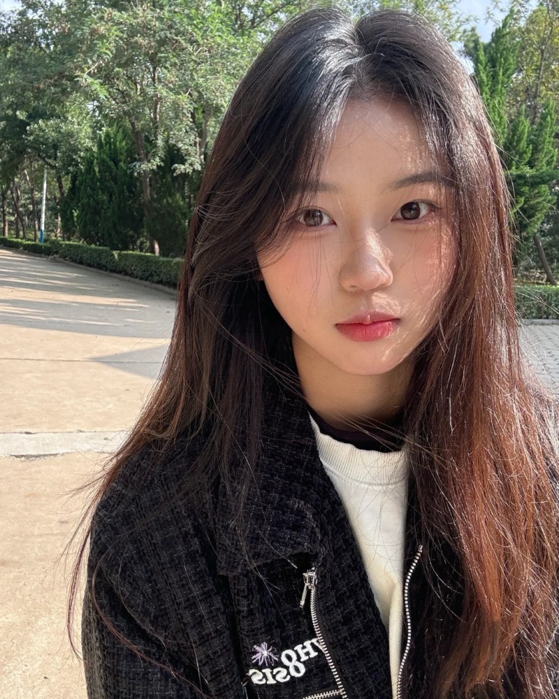 Góc chụp sân trường của học sinh cấp 2 tóc dài