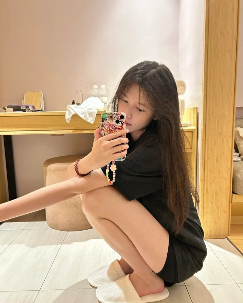 Hình ảnh bạn nữ lớp 7 chụp ảnh trong không gian lớp học