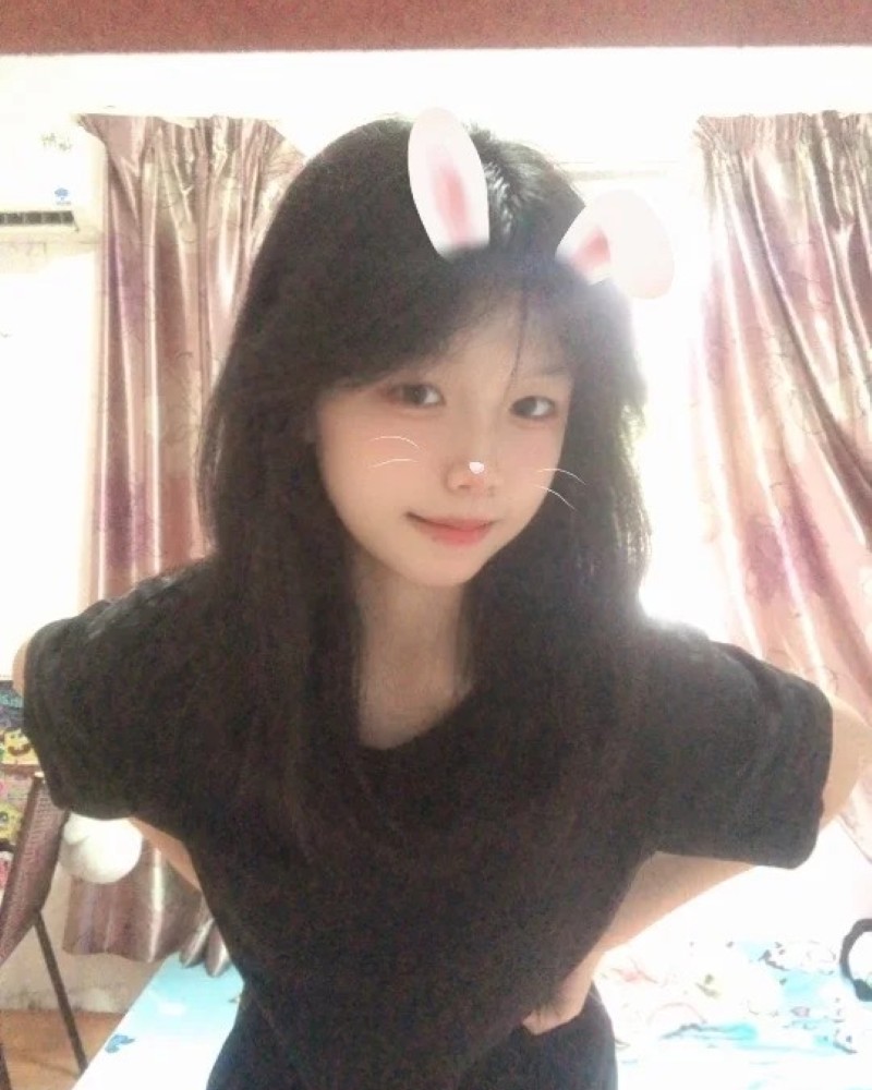 Hình ảnh bạn nữ lớp 7 tạo dáng bên cửa sổ