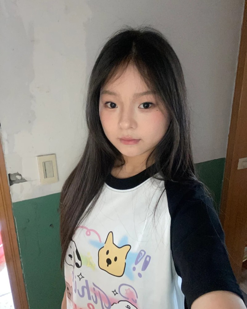 Góc chụp học đường của nữ sinh trung học cơ sở tóc dài