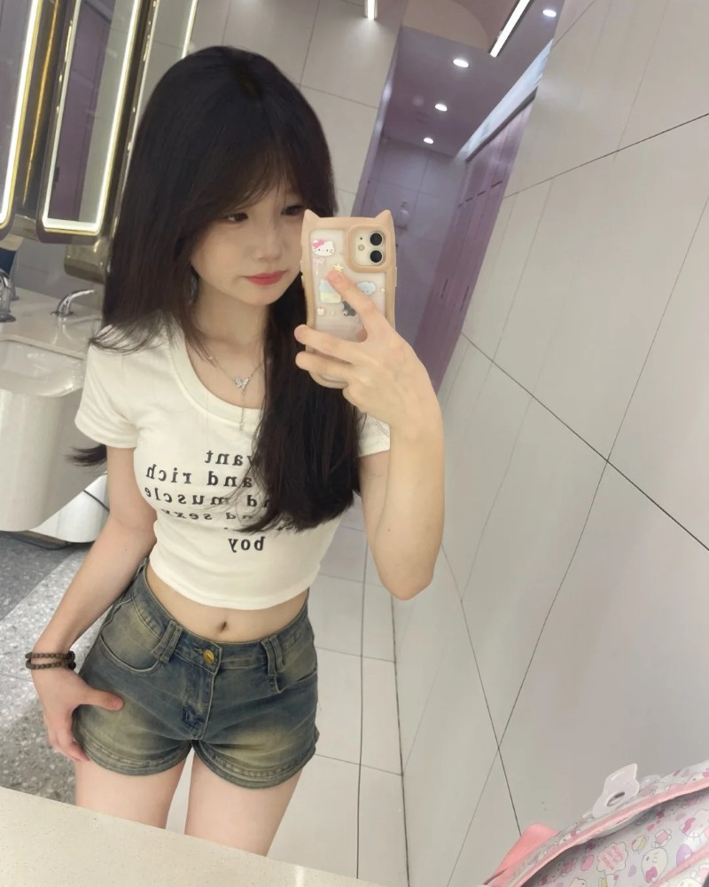 Gái Xinh Lớp 7 chụp trước gương của bạn nữ học đường