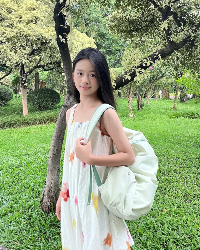 Khoảnh khắc ngoài trời của bạn nữ lớp 7 với nét trong sáng