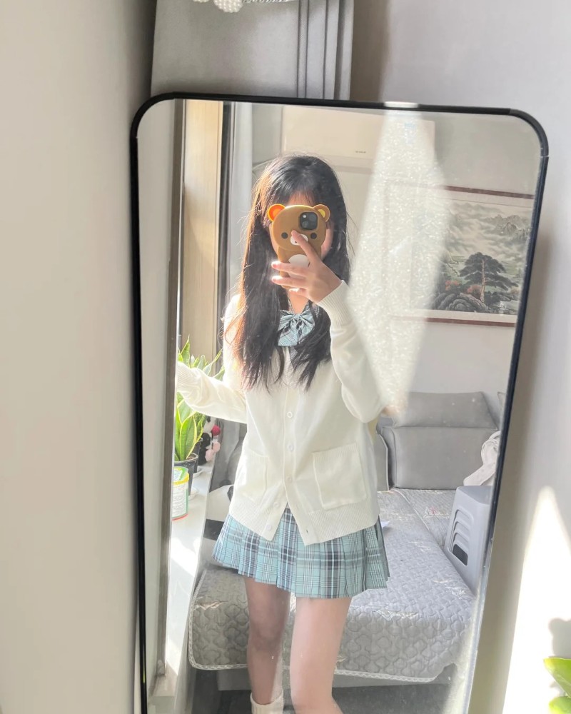 Ảnh chụp trước gương của học sinh lớp 7 phong cách giản dị