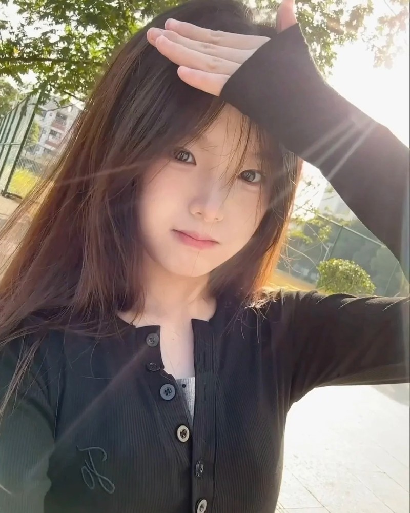 Biểu cảm tự nhiên của nữ sinh cấp 2 khi chụp selfie