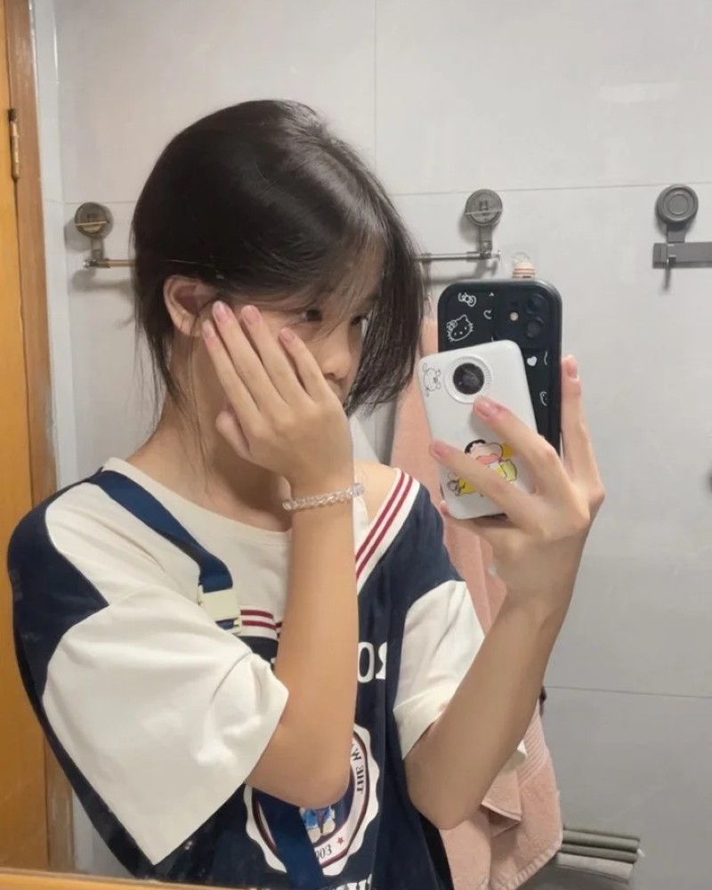 Khoảnh khắc ngại ngùng của bạn nữ lớp 7 khi chụp ảnh