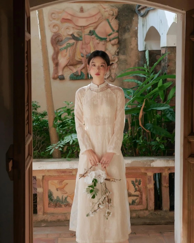 Cô gái mặc áo dài tạo dáng trước không gian cổ kính