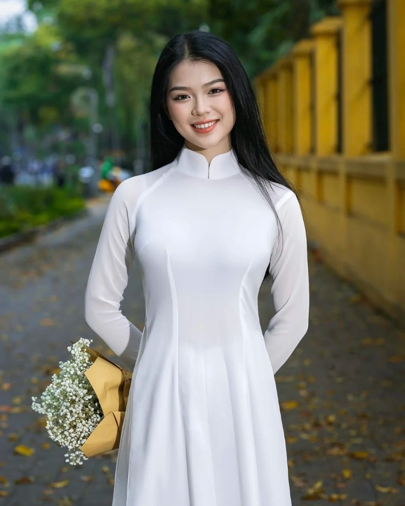 Người đẹp khoác áo dài trắng