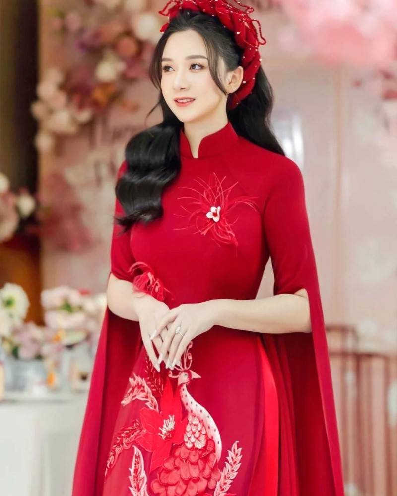 Cô gái mặc áo dài đỏ chụp ảnh lễ hội