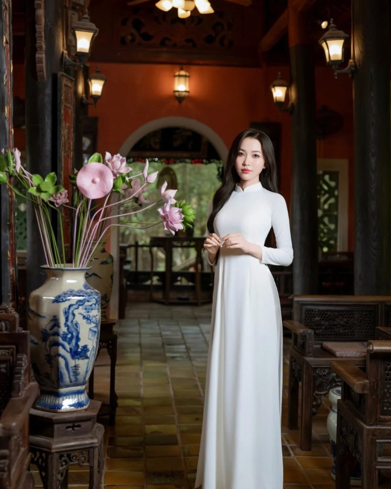 Cô gái khoác áo dài trắng trong không gian nội thất