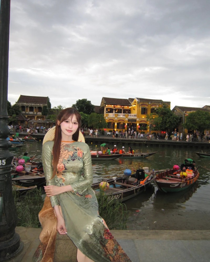 gái xinh mặc áo dài chụp ảnh bên bờ sông