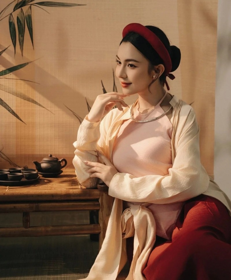 Nàng diện áo dài hồng phong cách cổ điển