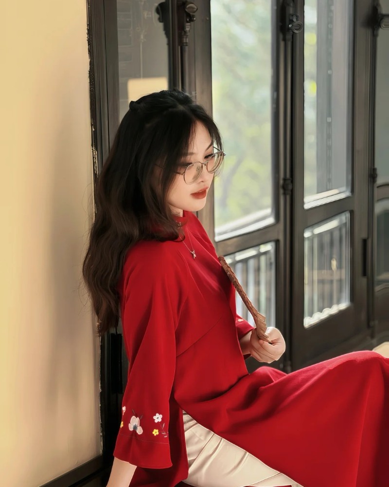 Người đẹp khoác áo dài đỏ tạo dáng trang nhã