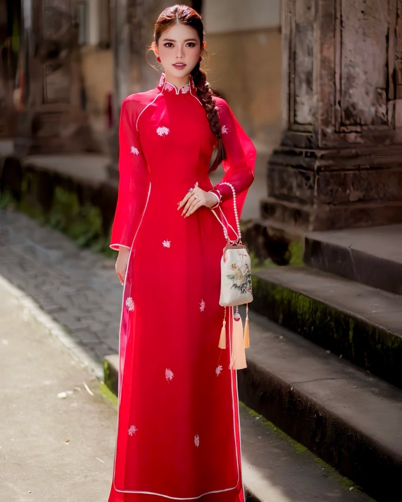 Cô gái diện áo dài đỏ tạo dáng trước bậc thềm