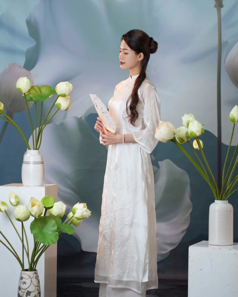 Nàng diện áo dài trắng chụp ảnh trong studio