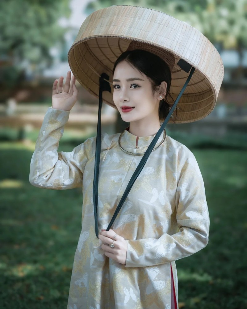 Nàng mặc áo dài truyền thống tạo dáng nhẹ