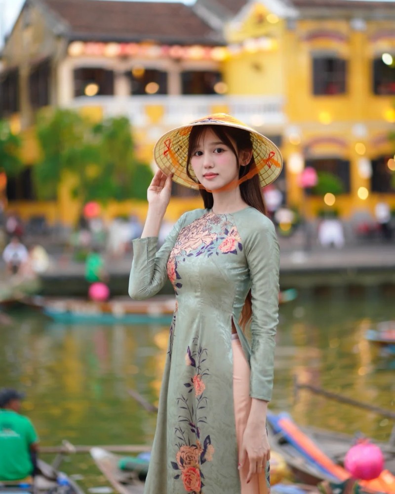 gái xinh mặc áo dài đội nón lá bên hồ