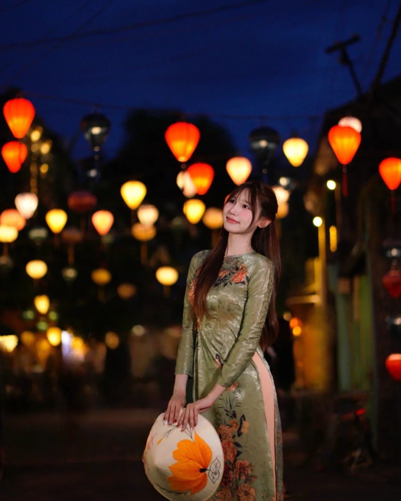 gái xinh áo dài giữa không gian đèn lồng buổi tối