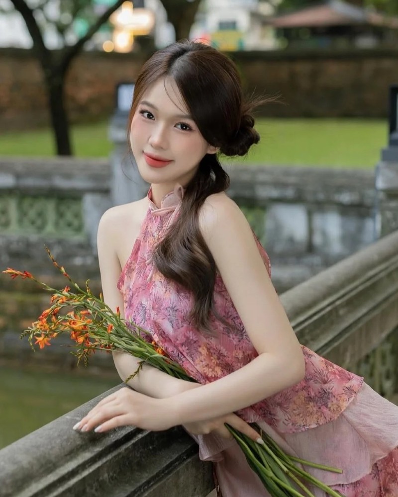 Người đẹp tạo dáng áo dài trong công viên