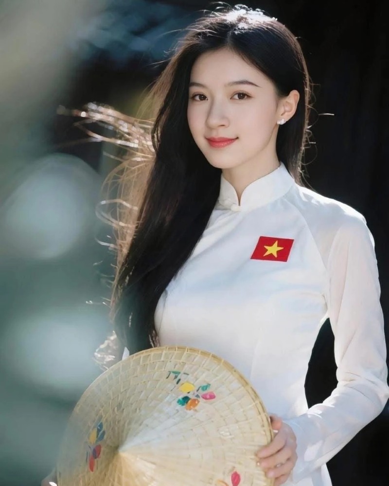 Cô gái diện áo dài trắng với phong thái trang nhã