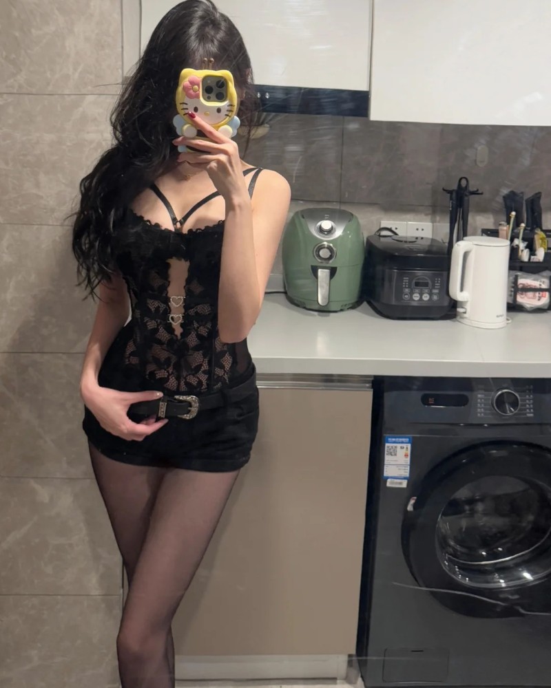 ảnh cô gái diện váy ôm body trong phòng bếp hiện đại