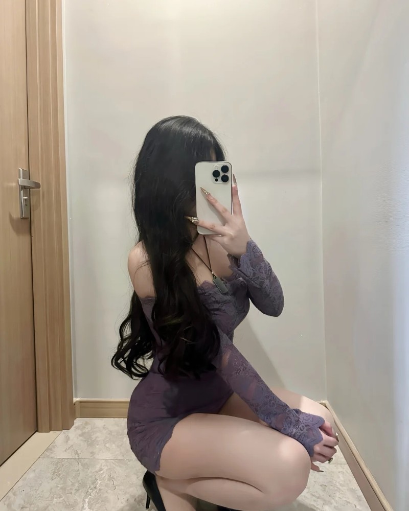 ảnh gái xinh mặc váy đen body chụp selfie