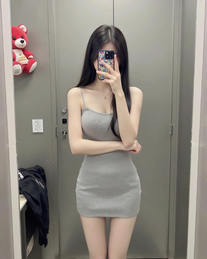 ảnh cô gái diện đầm trắng ôm dáng tạo dáng trong gương