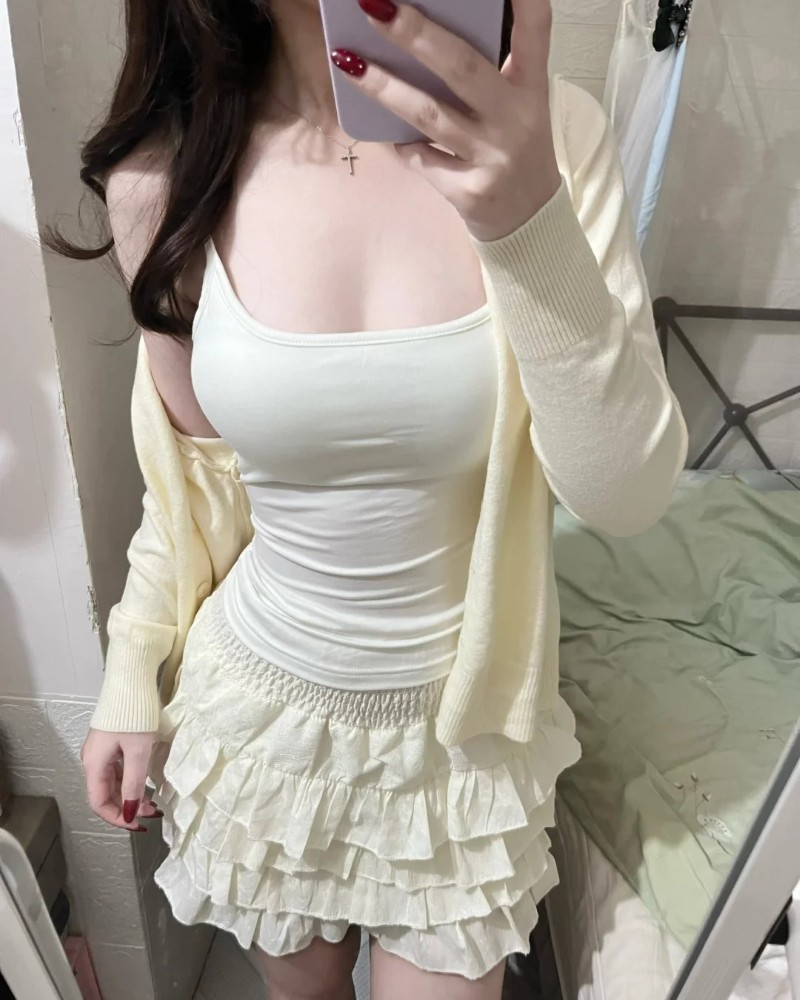 ảnh cô gái diện váy vàng nhạt phong cách gợi cảm