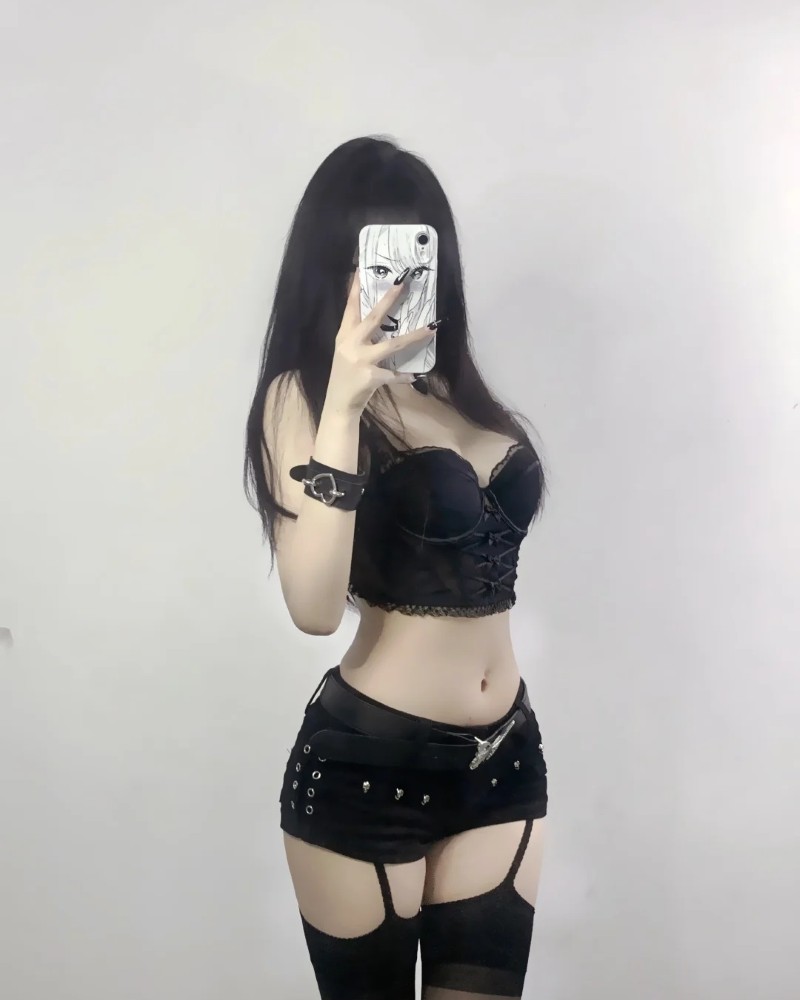ảnh gái xinh diện set đen ôm body tạo dáng sexy