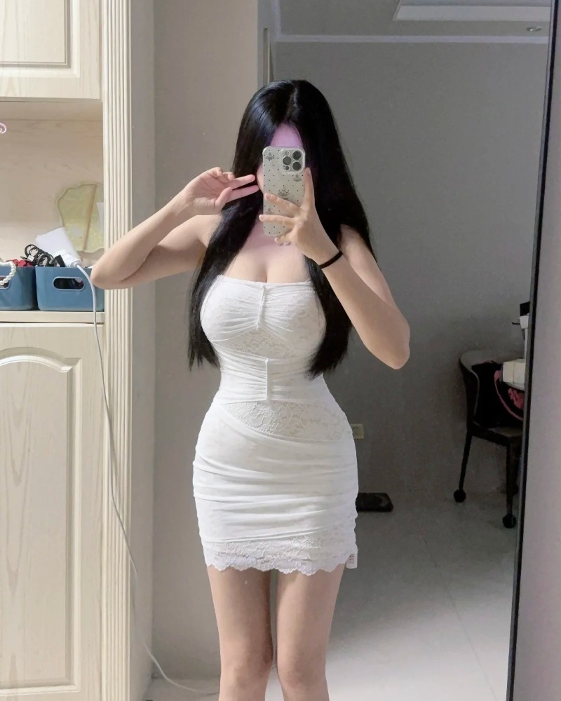 ảnh cô gái tạo dáng trong không gian bếp với outfit ôm dáng