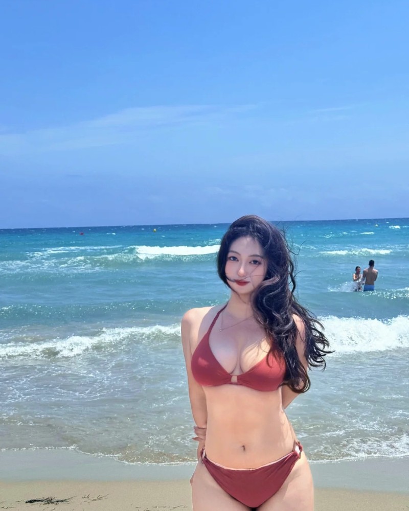 gái xinh mặc đồ thiếu vải diện bikini đỏ nổi bật bên bờ biển