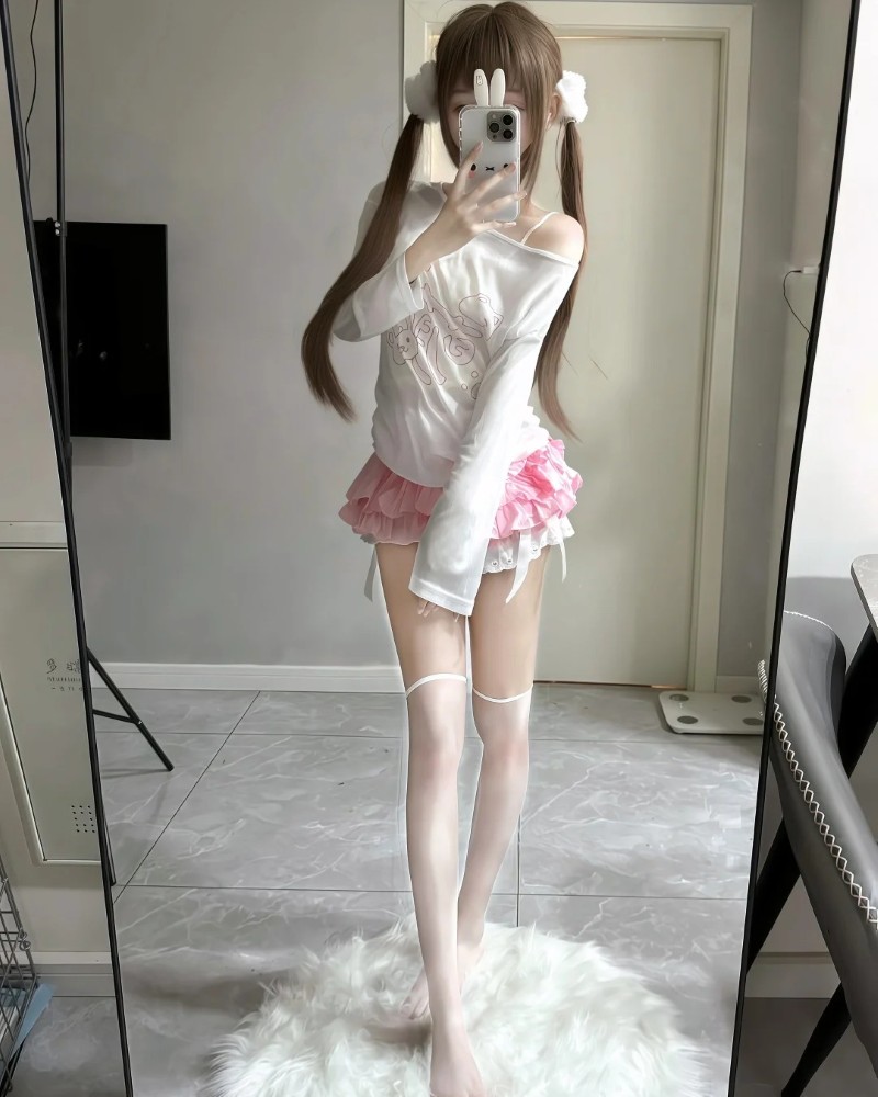 ảnh gái xinh diện váy ôm trắng chụp trong hành lang