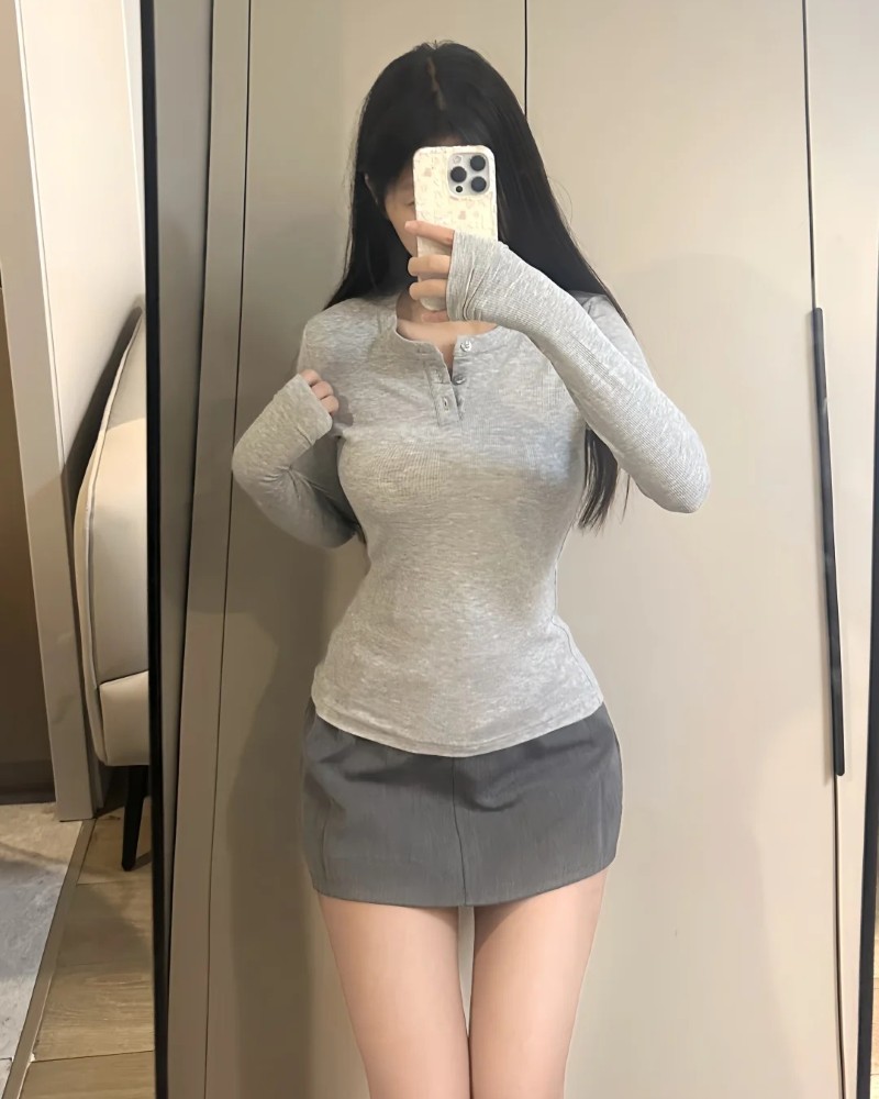 ảnh gái xinh mặc áo croptop đen tạo dáng trong phòng