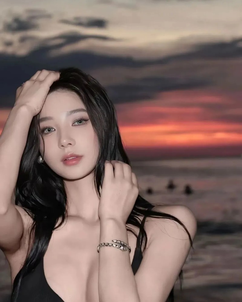 ảnh cô gái mặc váy ôm đen tạo dáng khi hoàng hôn