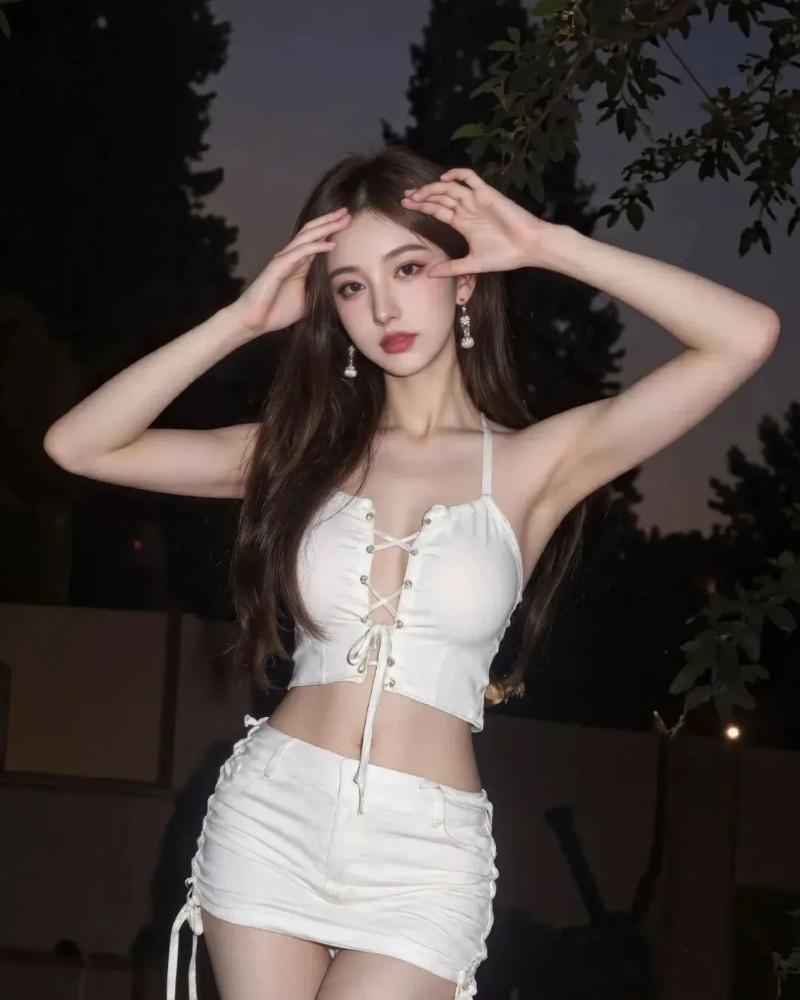 ảnh gái xinh diện set trắng gợi cảm chụp về đêm